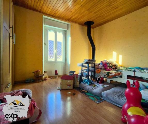 À Vendre : Maison de Bourg avec Terrain et Dépendances à Langogne