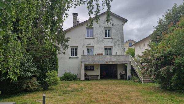 Maison de village avec garage et jardin
