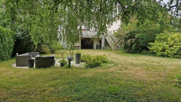 Maison de village avec garage et jardin