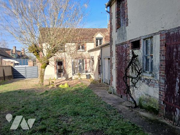 UNE MAISON D'HABITATION dans village calme