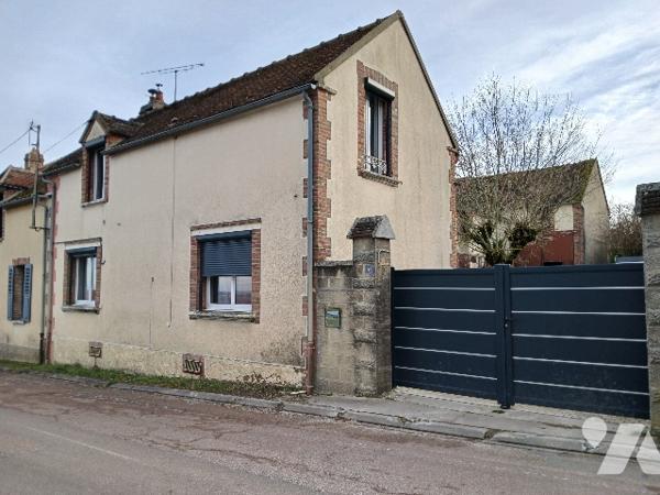 UNE MAISON D'HABITATION dans village calme