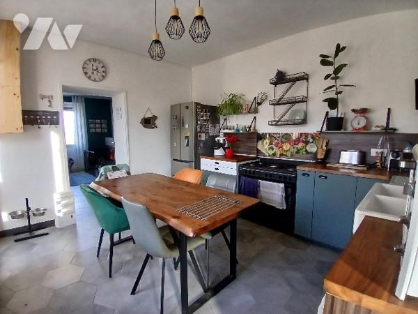 UNE MAISON D'HABITATION dans village calme