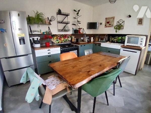 UNE MAISON D'HABITATION dans village calme