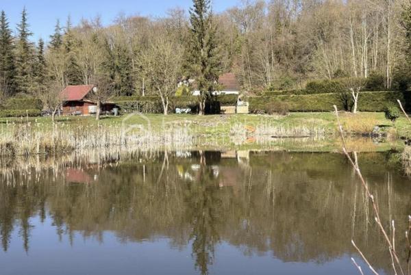 Avis aux investisseurs

Amoureux de la nature et investisseurs avisés, cette opportunité est faite pour vous !

BSK Immobilier vous présente en exclusivité cet ensemble immobilier atypique situé à Crépy-en-Valois, niché dans un écrin de verdure de plus d’un hectare.

Cette propriété unique se compose de trois chalets indépendants (T2, T3 et T4), tous actuellement loués, générant un revenu locatif annuel de 29 000 €, offrant ainsi une rentabilité immédiate.

Le domaine comprend également un étang, apportant charme, tranquillité et un cadre naturel particulièrement recherché.

Atout majeur : grâce à la superficie exceptionnelle du terrain, de nombreuses possibilités de développement s’offrent à vous. Il est en effet envisageable de créer d’autres chalets ou hébergements, permettant d’augmenter significativement la rentabilité locative de cet investissement.

Entre nature, calme et potentiel de développement, ce bien représente une opportunité rare sur le secteur, idéale pour un projet locatif, touristique ou un investissement patrimonial.

Une propriété qui allie revenus immédiats et fort potentiel d’évolution.