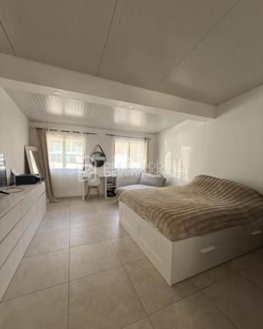 Avis aux investisseurs

Amoureux de la nature et investisseurs avisés, cette opportunité est faite pour vous !

BSK Immobilier vous présente en exclusivité cet ensemble immobilier atypique situé à Crépy-en-Valois, niché dans un écrin de verdure de plus d’un hectare.

Cette propriété unique se compose de trois chalets indépendants (T2, T3 et T4), tous actuellement loués, générant un revenu locatif annuel de 29 000 €, offrant ainsi une rentabilité immédiate.

Le domaine comprend également un étang, apportant charme, tranquillité et un cadre naturel particulièrement recherché.

Atout majeur : grâce à la superficie exceptionnelle du terrain, de nombreuses possibilités de développement s’offrent à vous. Il est en effet envisageable de créer d’autres chalets ou hébergements, permettant d’augmenter significativement la rentabilité locative de cet investissement.

Entre nature, calme et potentiel de développement, ce bien représente une opportunité rare sur le secteur, idéale pour un projet locatif, touristique ou un investissement patrimonial.

Une propriété qui allie revenus immédiats et fort potentiel d’évolution.