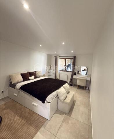 Avis aux investisseurs

Amoureux de la nature et investisseurs avisés, cette opportunité est faite pour vous !

BSK Immobilier vous présente en exclusivité cet ensemble immobilier atypique situé à Crépy-en-Valois, niché dans un écrin de verdure de plus d’un hectare.

Cette propriété unique se compose de trois chalets indépendants (T2, T3 et T4), tous actuellement loués, générant un revenu locatif annuel de 29 000 €, offrant ainsi une rentabilité immédiate.

Le domaine comprend également un étang, apportant charme, tranquillité et un cadre naturel particulièrement recherché.

Atout majeur : grâce à la superficie exceptionnelle du terrain, de nombreuses possibilités de développement s’offrent à vous. Il est en effet envisageable de créer d’autres chalets ou hébergements, permettant d’augmenter significativement la rentabilité locative de cet investissement.

Entre nature, calme et potentiel de développement, ce bien représente une opportunité rare sur le secteur, idéale pour un projet locatif, touristique ou un investissement patrimonial.

Une propriété qui allie revenus immédiats et fort potentiel d’évolution.