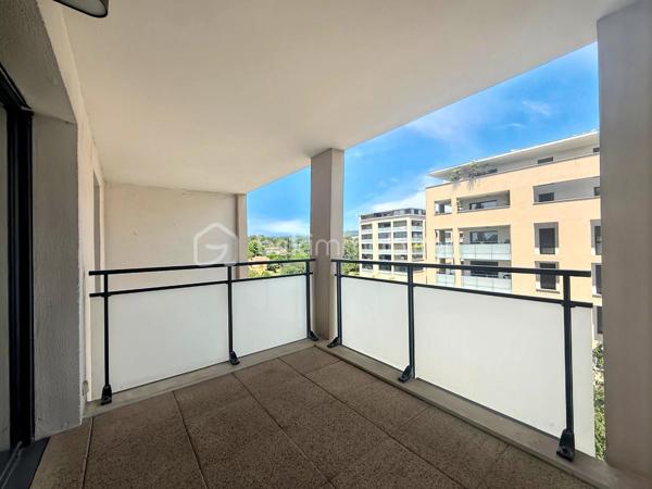 Dans une résidence récente et sécurisée de 2016, venez découvrir ce bel appartement T2 situé au 5ᵉ étage sur 7 avec ascenseur. Aucun travaux à prévoir dans cet appartement prêt à vivre.

Il se compose d’une agréable pièce de vie lumineuse avec cuisine ouverte, donnant accès à un large espace extérieur idéal pour profiter des beaux jours, d’une chambre confortable ainsi que d’une salle d’eau avec WC.

Un box fermé en sous-sol sécurisé complète ce bien, véritable atout sur le secteur.

Situé dans un quartier paisible, l’appartement bénéficie de la proximité immédiate des bus, des commerces et d’un accès rapide au centre-ville.

Idéal pour un primo-accédant ou un investissement locatif.

À visiter sans tarder !
