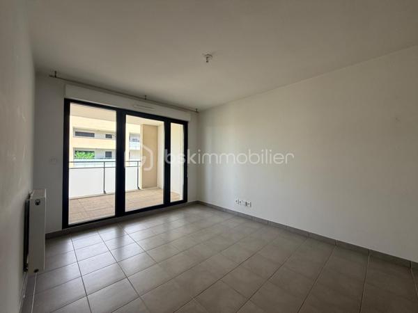Dans une résidence récente et sécurisée de 2016, venez découvrir ce bel appartement T2 situé au 5ᵉ étage sur 7 avec ascenseur. Aucun travaux à prévoir dans cet appartement prêt à vivre.

Il se compose d’une agréable pièce de vie lumineuse avec cuisine ouverte, donnant accès à un large espace extérieur idéal pour profiter des beaux jours, d’une chambre confortable ainsi que d’une salle d’eau avec WC.

Un box fermé en sous-sol sécurisé complète ce bien, véritable atout sur le secteur.

Situé dans un quartier paisible, l’appartement bénéficie de la proximité immédiate des bus, des commerces et d’un accès rapide au centre-ville.

Idéal pour un primo-accédant ou un investissement locatif.

À visiter sans tarder !