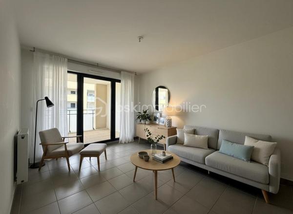 Dans une résidence récente et sécurisée de 2016, venez découvrir ce bel appartement T2 situé au 5ᵉ étage sur 7 avec ascenseur. Aucun travaux à prévoir dans cet appartement prêt à vivre.

Il se compose d’une agréable pièce de vie lumineuse avec cuisine ouverte, donnant accès à un large espace extérieur idéal pour profiter des beaux jours, d’une chambre confortable ainsi que d’une salle d’eau avec WC.

Un box fermé en sous-sol sécurisé complète ce bien, véritable atout sur le secteur.

Situé dans un quartier paisible, l’appartement bénéficie de la proximité immédiate des bus, des commerces et d’un accès rapide au centre-ville.

Idéal pour un primo-accédant ou un investissement locatif.

À visiter sans tarder !