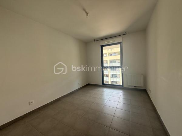 Dans une résidence récente et sécurisée de 2016, venez découvrir ce bel appartement T2 situé au 5ᵉ étage sur 7 avec ascenseur. Aucun travaux à prévoir dans cet appartement prêt à vivre.

Il se compose d’une agréable pièce de vie lumineuse avec cuisine ouverte, donnant accès à un large espace extérieur idéal pour profiter des beaux jours, d’une chambre confortable ainsi que d’une salle d’eau avec WC.

Un box fermé en sous-sol sécurisé complète ce bien, véritable atout sur le secteur.

Situé dans un quartier paisible, l’appartement bénéficie de la proximité immédiate des bus, des commerces et d’un accès rapide au centre-ville.

Idéal pour un primo-accédant ou un investissement locatif.

À visiter sans tarder !