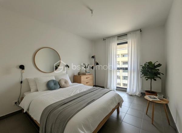 Dans une résidence récente et sécurisée de 2016, venez découvrir ce bel appartement T2 situé au 5ᵉ étage sur 7 avec ascenseur. Aucun travaux à prévoir dans cet appartement prêt à vivre.

Il se compose d’une agréable pièce de vie lumineuse avec cuisine ouverte, donnant accès à un large espace extérieur idéal pour profiter des beaux jours, d’une chambre confortable ainsi que d’une salle d’eau avec WC.

Un box fermé en sous-sol sécurisé complète ce bien, véritable atout sur le secteur.

Situé dans un quartier paisible, l’appartement bénéficie de la proximité immédiate des bus, des commerces et d’un accès rapide au centre-ville.

Idéal pour un primo-accédant ou un investissement locatif.

À visiter sans tarder !