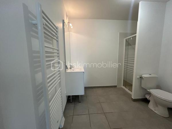Dans une résidence récente et sécurisée de 2016, venez découvrir ce bel appartement T2 situé au 5ᵉ étage sur 7 avec ascenseur. Aucun travaux à prévoir dans cet appartement prêt à vivre.

Il se compose d’une agréable pièce de vie lumineuse avec cuisine ouverte, donnant accès à un large espace extérieur idéal pour profiter des beaux jours, d’une chambre confortable ainsi que d’une salle d’eau avec WC.

Un box fermé en sous-sol sécurisé complète ce bien, véritable atout sur le secteur.

Situé dans un quartier paisible, l’appartement bénéficie de la proximité immédiate des bus, des commerces et d’un accès rapide au centre-ville.

Idéal pour un primo-accédant ou un investissement locatif.

À visiter sans tarder !