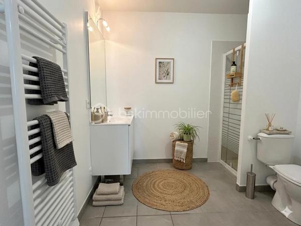 Dans une résidence récente et sécurisée de 2016, venez découvrir ce bel appartement T2 situé au 5ᵉ étage sur 7 avec ascenseur. Aucun travaux à prévoir dans cet appartement prêt à vivre.

Il se compose d’une agréable pièce de vie lumineuse avec cuisine ouverte, donnant accès à un large espace extérieur idéal pour profiter des beaux jours, d’une chambre confortable ainsi que d’une salle d’eau avec WC.

Un box fermé en sous-sol sécurisé complète ce bien, véritable atout sur le secteur.

Situé dans un quartier paisible, l’appartement bénéficie de la proximité immédiate des bus, des commerces et d’un accès rapide au centre-ville.

Idéal pour un primo-accédant ou un investissement locatif.

À visiter sans tarder !