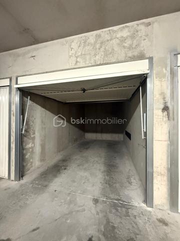Dans une résidence récente et sécurisée de 2016, venez découvrir ce bel appartement T2 situé au 5ᵉ étage sur 7 avec ascenseur. Aucun travaux à prévoir dans cet appartement prêt à vivre.

Il se compose d’une agréable pièce de vie lumineuse avec cuisine ouverte, donnant accès à un large espace extérieur idéal pour profiter des beaux jours, d’une chambre confortable ainsi que d’une salle d’eau avec WC.

Un box fermé en sous-sol sécurisé complète ce bien, véritable atout sur le secteur.

Situé dans un quartier paisible, l’appartement bénéficie de la proximité immédiate des bus, des commerces et d’un accès rapide au centre-ville.

Idéal pour un primo-accédant ou un investissement locatif.

À visiter sans tarder !