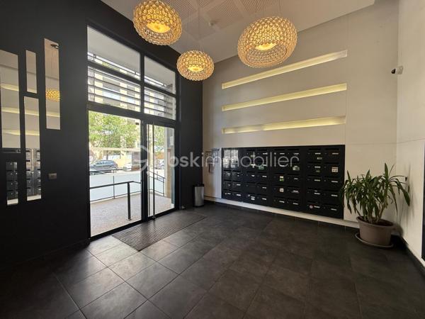 Dans une résidence récente et sécurisée de 2016, venez découvrir ce bel appartement T2 situé au 5ᵉ étage sur 7 avec ascenseur. Aucun travaux à prévoir dans cet appartement prêt à vivre.

Il se compose d’une agréable pièce de vie lumineuse avec cuisine ouverte, donnant accès à un large espace extérieur idéal pour profiter des beaux jours, d’une chambre confortable ainsi que d’une salle d’eau avec WC.

Un box fermé en sous-sol sécurisé complète ce bien, véritable atout sur le secteur.

Situé dans un quartier paisible, l’appartement bénéficie de la proximité immédiate des bus, des commerces et d’un accès rapide au centre-ville.

Idéal pour un primo-accédant ou un investissement locatif.

À visiter sans tarder !