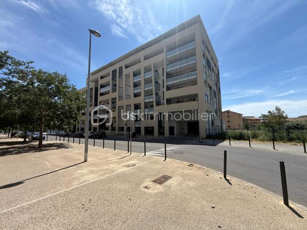 Dans une résidence récente et sécurisée de 2016, venez découvrir ce bel appartement T2 situé au 5ᵉ étage sur 7 avec ascenseur. Aucun travaux à prévoir dans cet appartement prêt à vivre.

Il se compose d’une agréable pièce de vie lumineuse avec cuisine ouverte, donnant accès à un large espace extérieur idéal pour profiter des beaux jours, d’une chambre confortable ainsi que d’une salle d’eau avec WC.

Un box fermé en sous-sol sécurisé complète ce bien, véritable atout sur le secteur.

Situé dans un quartier paisible, l’appartement bénéficie de la proximité immédiate des bus, des commerces et d’un accès rapide au centre-ville.

Idéal pour un primo-accédant ou un investissement locatif.

À visiter sans tarder !