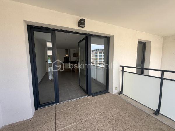 Dans une résidence récente et sécurisée de 2016, venez découvrir ce bel appartement T2 situé au 5ᵉ étage sur 7 avec ascenseur. Aucun travaux à prévoir dans cet appartement prêt à vivre.

Il se compose d’une agréable pièce de vie lumineuse avec cuisine ouverte, donnant accès à un large espace extérieur idéal pour profiter des beaux jours, d’une chambre confortable ainsi que d’une salle d’eau avec WC.

Un box fermé en sous-sol sécurisé complète ce bien, véritable atout sur le secteur.

Situé dans un quartier paisible, l’appartement bénéficie de la proximité immédiate des bus, des commerces et d’un accès rapide au centre-ville.

Idéal pour un primo-accédant ou un investissement locatif.

À visiter sans tarder !