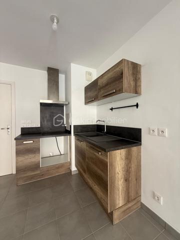Dans une résidence récente et sécurisée de 2016, venez découvrir ce bel appartement T2 situé au 5ᵉ étage sur 7 avec ascenseur. Aucun travaux à prévoir dans cet appartement prêt à vivre.

Il se compose d’une agréable pièce de vie lumineuse avec cuisine ouverte, donnant accès à un large espace extérieur idéal pour profiter des beaux jours, d’une chambre confortable ainsi que d’une salle d’eau avec WC.

Un box fermé en sous-sol sécurisé complète ce bien, véritable atout sur le secteur.

Situé dans un quartier paisible, l’appartement bénéficie de la proximité immédiate des bus, des commerces et d’un accès rapide au centre-ville.

Idéal pour un primo-accédant ou un investissement locatif.

À visiter sans tarder !