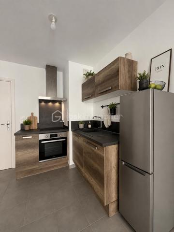Dans une résidence récente et sécurisée de 2016, venez découvrir ce bel appartement T2 situé au 5ᵉ étage sur 7 avec ascenseur. Aucun travaux à prévoir dans cet appartement prêt à vivre.

Il se compose d’une agréable pièce de vie lumineuse avec cuisine ouverte, donnant accès à un large espace extérieur idéal pour profiter des beaux jours, d’une chambre confortable ainsi que d’une salle d’eau avec WC.

Un box fermé en sous-sol sécurisé complète ce bien, véritable atout sur le secteur.

Situé dans un quartier paisible, l’appartement bénéficie de la proximité immédiate des bus, des commerces et d’un accès rapide au centre-ville.

Idéal pour un primo-accédant ou un investissement locatif.

À visiter sans tarder !