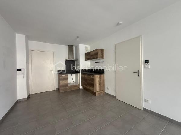 Dans une résidence récente et sécurisée de 2016, venez découvrir ce bel appartement T2 situé au 5ᵉ étage sur 7 avec ascenseur. Aucun travaux à prévoir dans cet appartement prêt à vivre.

Il se compose d’une agréable pièce de vie lumineuse avec cuisine ouverte, donnant accès à un large espace extérieur idéal pour profiter des beaux jours, d’une chambre confortable ainsi que d’une salle d’eau avec WC.

Un box fermé en sous-sol sécurisé complète ce bien, véritable atout sur le secteur.

Situé dans un quartier paisible, l’appartement bénéficie de la proximité immédiate des bus, des commerces et d’un accès rapide au centre-ville.

Idéal pour un primo-accédant ou un investissement locatif.

À visiter sans tarder !