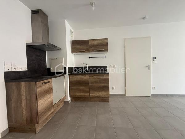 Dans une résidence récente et sécurisée de 2016, venez découvrir ce bel appartement T2 situé au 5ᵉ étage sur 7 avec ascenseur. Aucun travaux à prévoir dans cet appartement prêt à vivre.

Il se compose d’une agréable pièce de vie lumineuse avec cuisine ouverte, donnant accès à un large espace extérieur idéal pour profiter des beaux jours, d’une chambre confortable ainsi que d’une salle d’eau avec WC.

Un box fermé en sous-sol sécurisé complète ce bien, véritable atout sur le secteur.

Situé dans un quartier paisible, l’appartement bénéficie de la proximité immédiate des bus, des commerces et d’un accès rapide au centre-ville.

Idéal pour un primo-accédant ou un investissement locatif.

À visiter sans tarder !