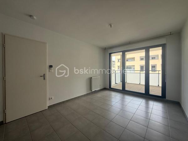 Dans une résidence récente et sécurisée de 2016, venez découvrir ce bel appartement T2 situé au 5ᵉ étage sur 7 avec ascenseur. Aucun travaux à prévoir dans cet appartement prêt à vivre.

Il se compose d’une agréable pièce de vie lumineuse avec cuisine ouverte, donnant accès à un large espace extérieur idéal pour profiter des beaux jours, d’une chambre confortable ainsi que d’une salle d’eau avec WC.

Un box fermé en sous-sol sécurisé complète ce bien, véritable atout sur le secteur.

Situé dans un quartier paisible, l’appartement bénéficie de la proximité immédiate des bus, des commerces et d’un accès rapide au centre-ville.

Idéal pour un primo-accédant ou un investissement locatif.

À visiter sans tarder !