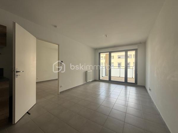 Dans une résidence récente et sécurisée de 2016, venez découvrir ce bel appartement T2 situé au 5ᵉ étage sur 7 avec ascenseur. Aucun travaux à prévoir dans cet appartement prêt à vivre.

Il se compose d’une agréable pièce de vie lumineuse avec cuisine ouverte, donnant accès à un large espace extérieur idéal pour profiter des beaux jours, d’une chambre confortable ainsi que d’une salle d’eau avec WC.

Un box fermé en sous-sol sécurisé complète ce bien, véritable atout sur le secteur.

Situé dans un quartier paisible, l’appartement bénéficie de la proximité immédiate des bus, des commerces et d’un accès rapide au centre-ville.

Idéal pour un primo-accédant ou un investissement locatif.

À visiter sans tarder !
