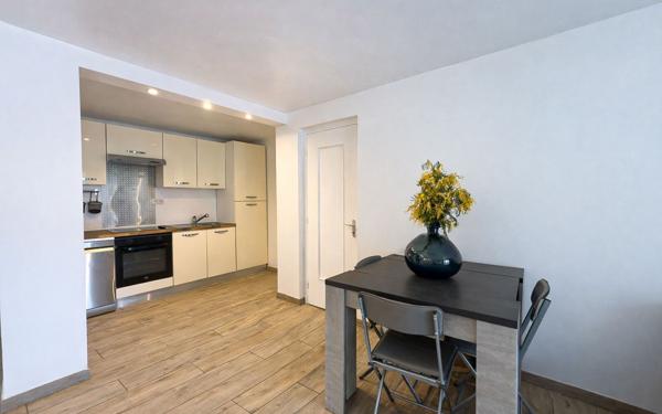 Appartement à vendre    3 pièces • 49,89 m2 Saint-Raphaël