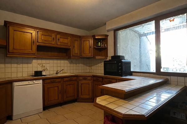 Immeuble local commercial + appartement centre de Jumeauville, Jumeauville 78580