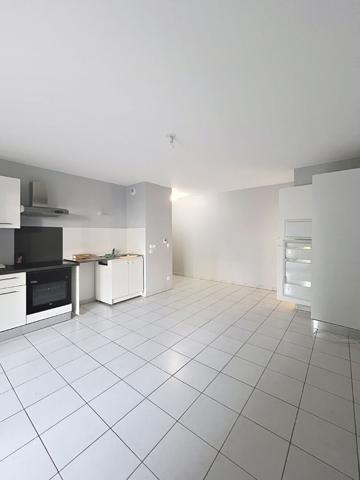 BRON/Appartement 3 pièces 62m2 en rez de jardin + terrasse