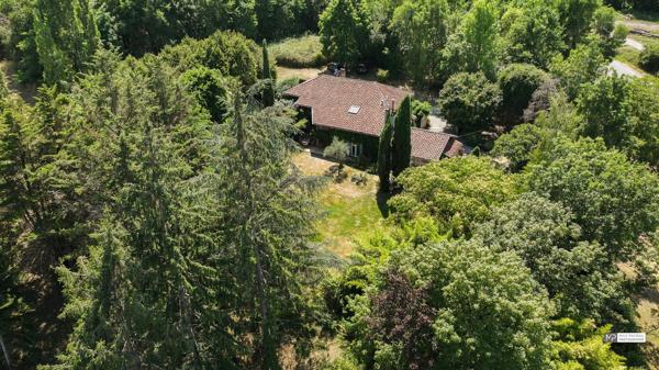 Longère dans son écrin de verdure