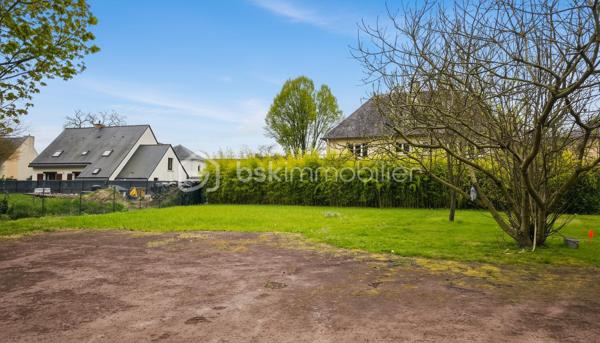 Situé dans la commune dynamique de Bréal-sous-Montfort, ce terrain à bâtir de 680 m² représente une opportunité rare sur le marché local. Emplacement privilégié en plein cœur de ville, il permet de profiter d'un environnement calme tout en étant à proximité immédiate, à pied, de l'ensemble des commodités : commerces de bouche, services, écoles et transports en commun vers Rennes. Il n'est pas régit par un règlement de lotissement.

Le terrain bénéficie d'une configuration optimale pour accueillir une maison familiale. Son positionnement au sein d'un quartier résidentiel garantit un cadre de vie paisible et sécurisé. L'accès rapide aux axes routiers majeurs facilite les déplacements vers la métropole rennaise, faisant de cet emplacement un choix stratégique pour conjuguer vie professionnelle et confort quotidien.

Entièrement constructible, ce terrain offre une liberté d'aménagement intéressante pour un projet de construction personnalisé. La rareté des parcelles de cette surface en centre-ville, combinée à la qualité de l'environnement, en fait un bien recherché sur le secteur.

Pour toute information complémentaire sur les possibilités de construction ou pour organiser une visite sur place, n'hésitez pas à nous contacter.
Cette annonce référence 339396 vous est présentée par votre agent commercial BSK Immobilier CLAIRE KOUDOGBO (EI) immatriculé au RSAC de RENNES (35000) sous le numéro 94883869300018.

Prix du bien : 116 000,00 €
Les honoraires d'agence sont à la charge du vendeur.

Non soumis au DPE.

Les informations sur les risques auxquels ce bien est exposé sont disponibles sur le site Géorisques : www.georisques.gouv.fr