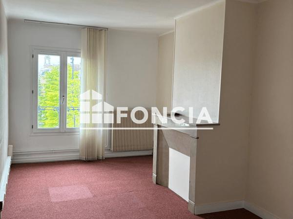 Location Local commercial 4 pièces 59 m² - 30 PLACE DES HALLES Chartres 28000