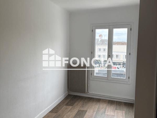 Location Local commercial 4 pièces 59 m² - 30 PLACE DES HALLES Chartres 28000