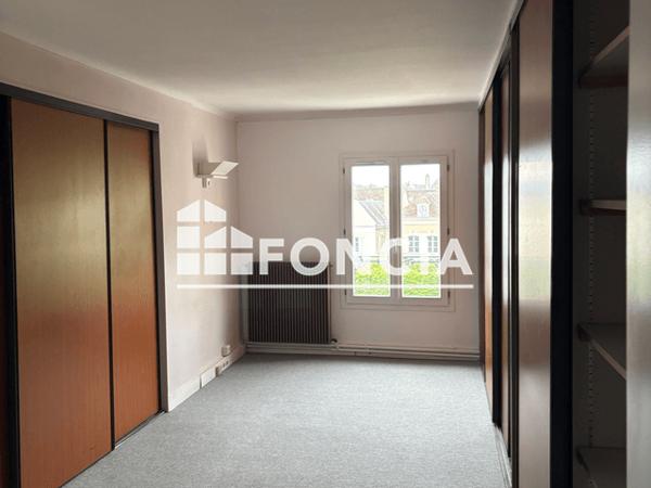 Location Local commercial 4 pièces 59 m² - 30 PLACE DES HALLES Chartres 28000