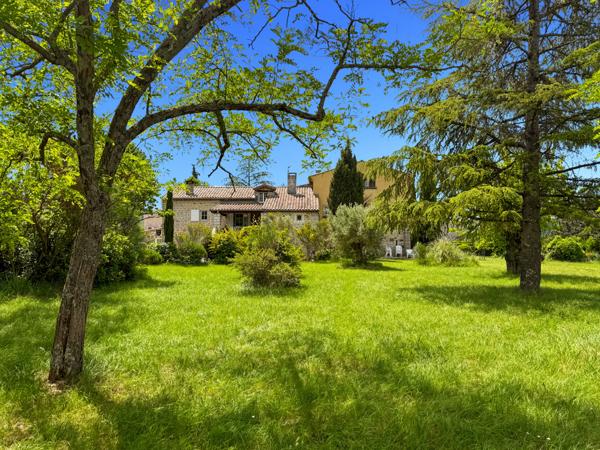 Villeneuve-de-Berg (07170) Propriété de Caractère (3 Gîtes - 30 Couchages) –Vue Panoramique