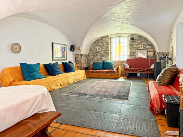 Villeneuve-de-Berg (07170) Propriété de Caractère (3 Gîtes - 30 Couchages) –Vue Panoramique