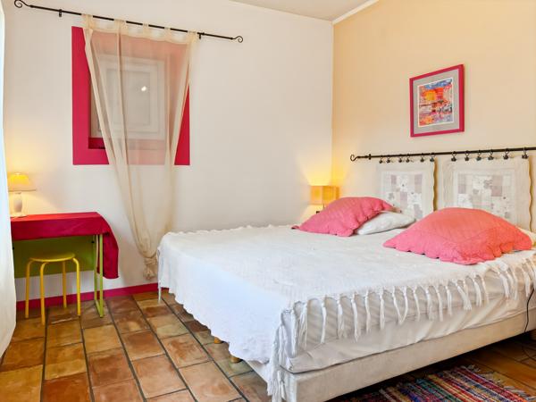 Villeneuve-de-Berg (07170) Propriété de Caractère (3 Gîtes - 30 Couchages) –Vue Panoramique