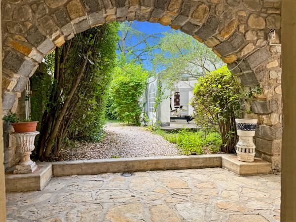 Villeneuve-de-Berg (07170) Propriété de Caractère (3 Gîtes - 30 Couchages) –Vue Panoramique