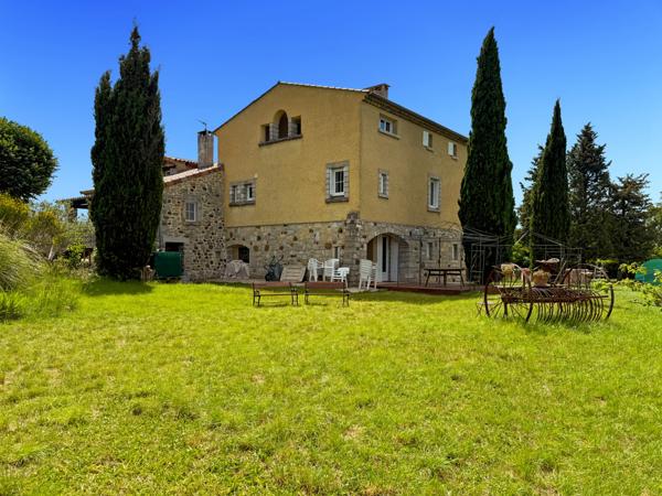 Villeneuve-de-Berg (07170) Propriété de Caractère (3 Gîtes - 30 Couchages) –Vue Panoramique