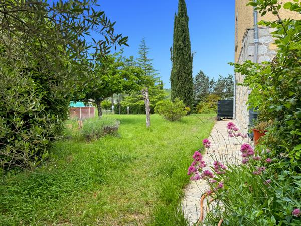 Villeneuve-de-Berg (07170) Propriété de Caractère (3 Gîtes - 30 Couchages) –Vue Panoramique