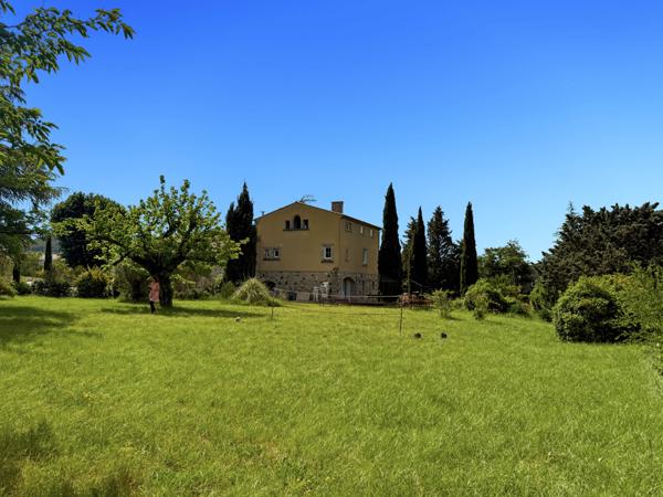 Villeneuve-de-Berg (07170) Propriété de Caractère (3 Gîtes - 30 Couchages) –Vue Panoramique