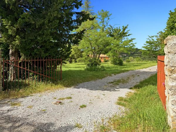 Villeneuve-de-Berg (07170) Propriété de Caractère (3 Gîtes - 30 Couchages) –Vue Panoramique