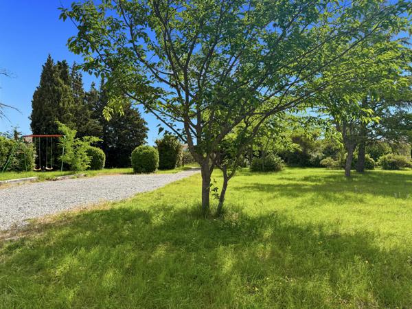 Villeneuve-de-Berg (07170) Propriété de Caractère (3 Gîtes - 30 Couchages) –Vue Panoramique