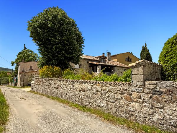 Villeneuve-de-Berg (07170) Propriété de Caractère (3 Gîtes - 30 Couchages) –Vue Panoramique