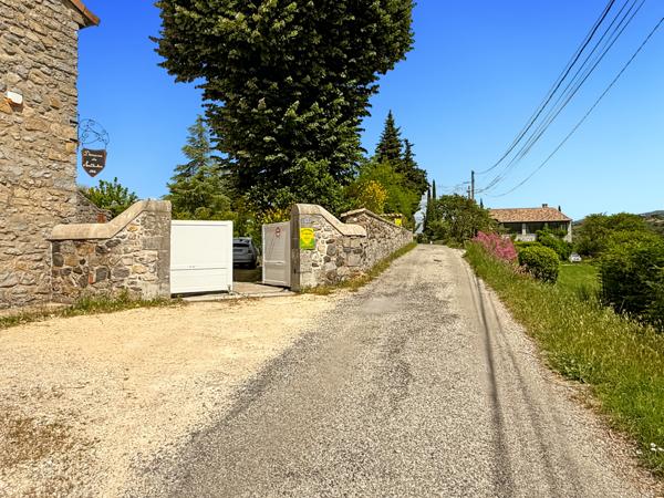 Villeneuve-de-Berg (07170) Propriété de Caractère (3 Gîtes - 30 Couchages) –Vue Panoramique