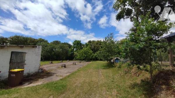 - Centre bourg, Prox. commerces et commodités, terrain en partie constructible de 1431 m², à vi...