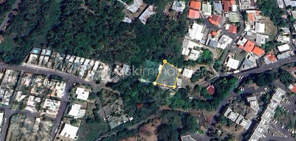 Terrain de 686 m² offrant un fort potentiel de valorisation dans un environnement calme et recherché.

🔹 Configuration en 3 paliers permettant une optimisation intelligente du projet
🔹 Possibilité de développement : 2 villas T4
🔹 Étude d’implantation déjà réfléchie
🔹 Accès en cours de définition (optimisation possible)

💡 Ce terrain se prête parfaitement à une opération de :

division + construction
projet locatif
revente avec marge

👉 Le relief permet de créer des projets avec cachet et valorisation supérieure (vue, volumes, intimité)

⚠️ Travaux de terrassement à prévoir (intégrés dans la réflexion du projet)

💰 Prix : 257 580 € HAI

📩 Dossier complet avec projection et implantation disponible sur demande

📞 Contactez-moi pour plus d’informations et organiser une visite.