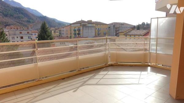 Appartement 3 pièces avec terrasse, garage et vue dégagée – Résidence sécurisée avec ascenseur