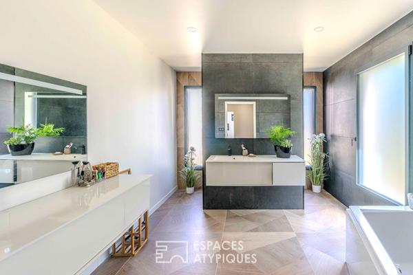 Maison contemporaine s’articulant autour de son patio